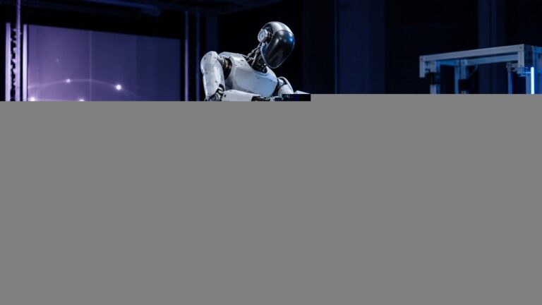 Robot humanoide experimental manipulant un cube dans un laboratoire de robotique